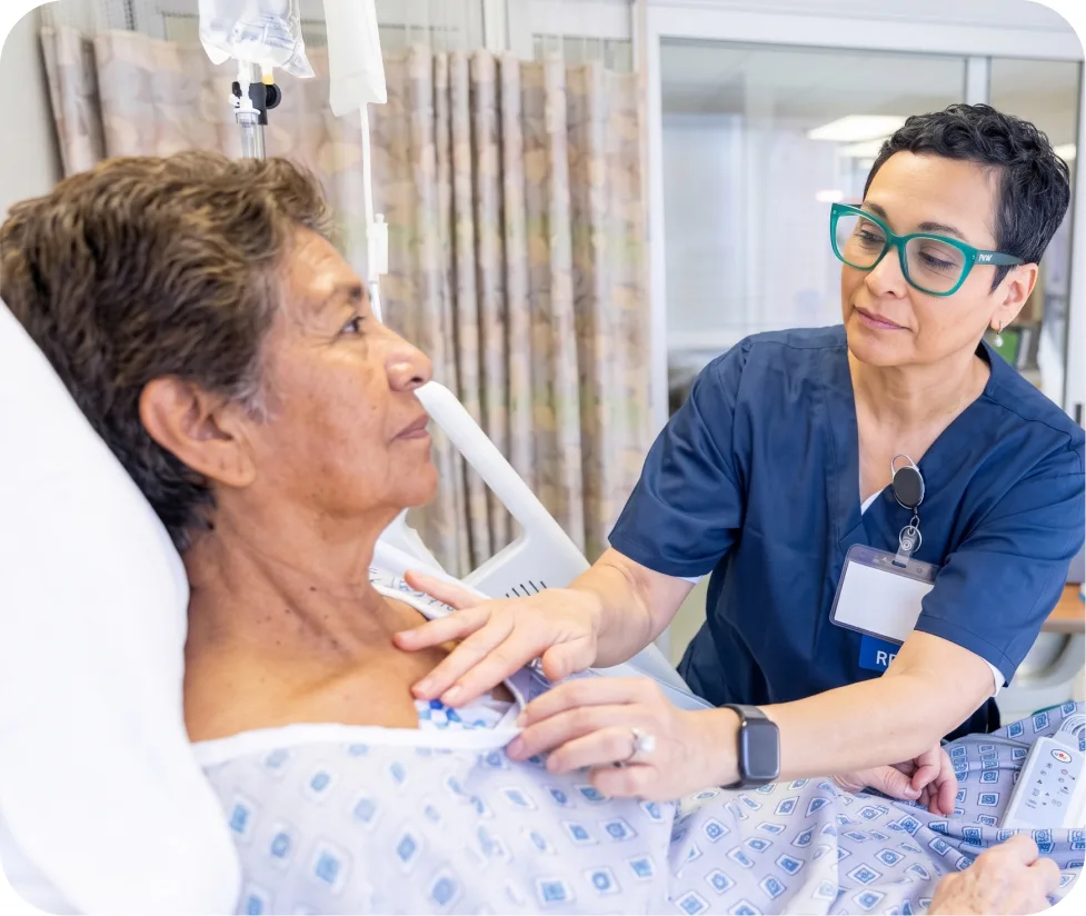 Médico atendiendo a paciente en urgencias